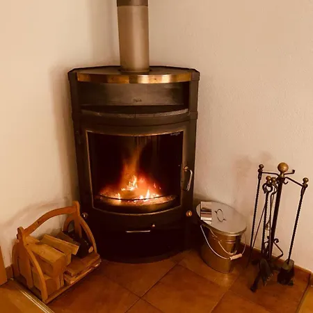 Kleines Gruenes Haus In Der Seenplatte Carpin