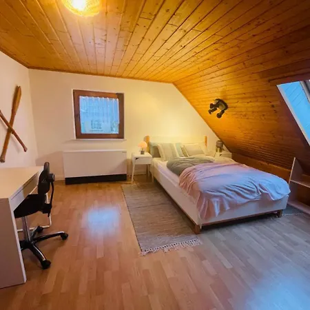 Kleines Gruenes Haus In Der Seenplatte *