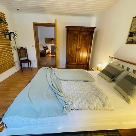 Kleines Gruenes Haus In Der Seenplatte *