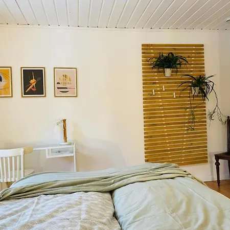 Kleines Gruenes Haus In Der Seenplatte *