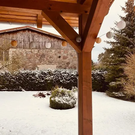 Kleines Gruenes Haus In Der Seenplatte Carpin