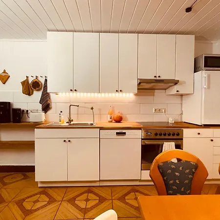 Kleines Gruenes Haus In Der Seenplatte Carpin