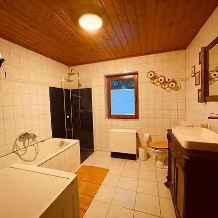 Kleines Gruenes Haus In Der Seenplatte Vakantiehuis