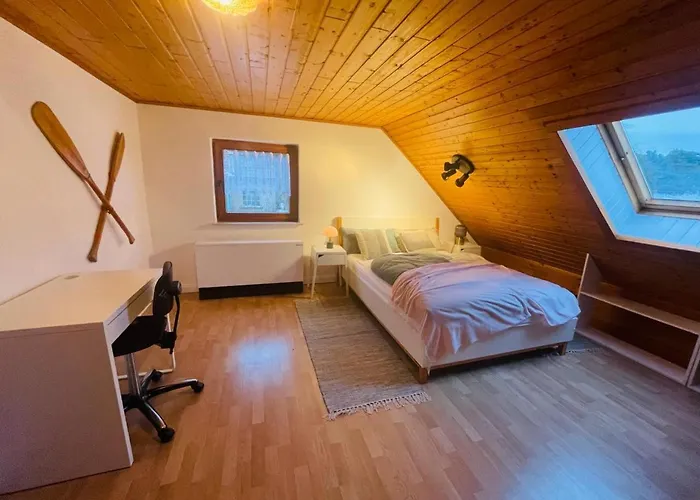 Kleines Grünes Haus In Der Seenplatte *