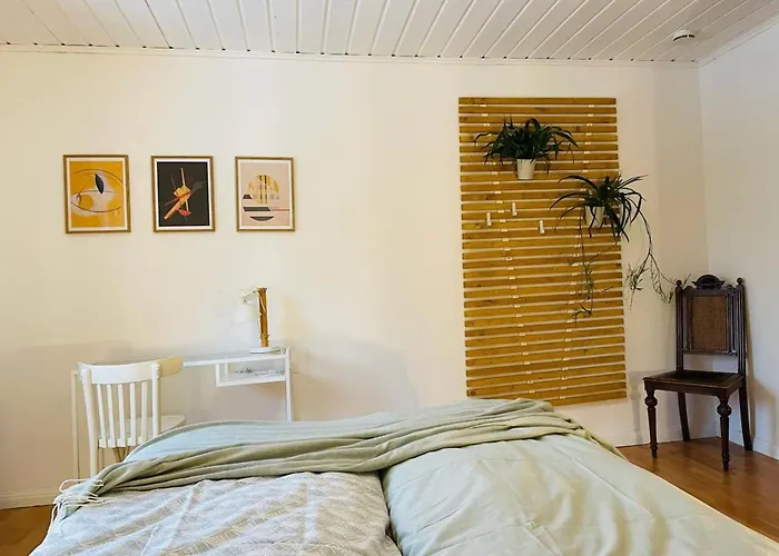 Kleines Grünes Haus In Der Seenplatte *